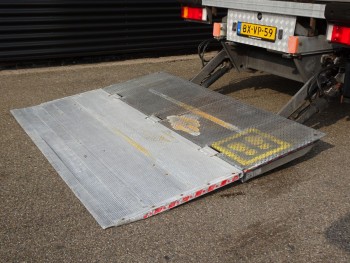 CF 75.310 / 6x2*4 / TAIL LIFT / ISOLATED CLOSED BOX.