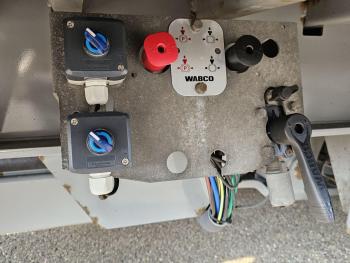 Fynkar K324T / 3 AXLE / TWIST-LOCKS / 2 X LIFT AXLE